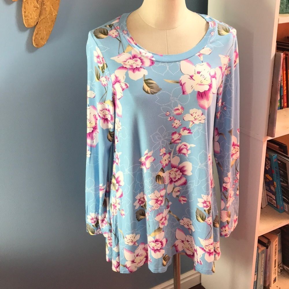 NWT Awuliffan sky blue floral basic essential tunic long sleeves crew neck top L